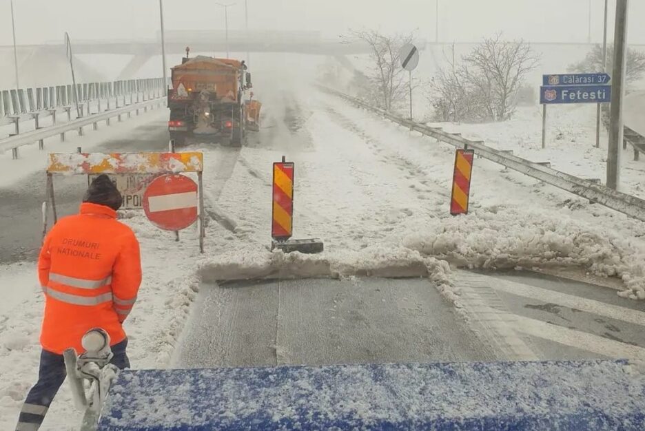 Drumuri acoperite cu zăpadă în 19 județe / Restricții pentru camioane pe DN1 / Ninge pe A1, plouă pe A2 și A 3