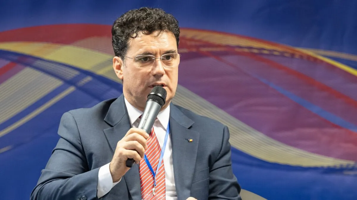 Rectorul SNSPA: Adrian Veştea ar trebui să îşi depună mandatul / ”Spectrul politic pare mai tensionat decât era chiar în momentul moţiunii de cenzură”