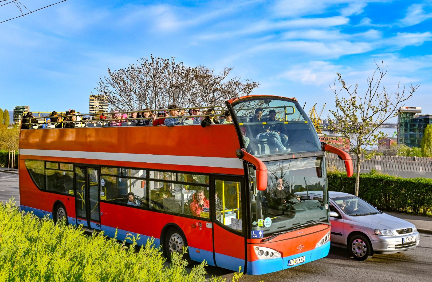 Traseu deviat la Constanța pentru autobuzele etajate de pe linia City Tour din cauza cozilor formate de tiruri în portul maritim