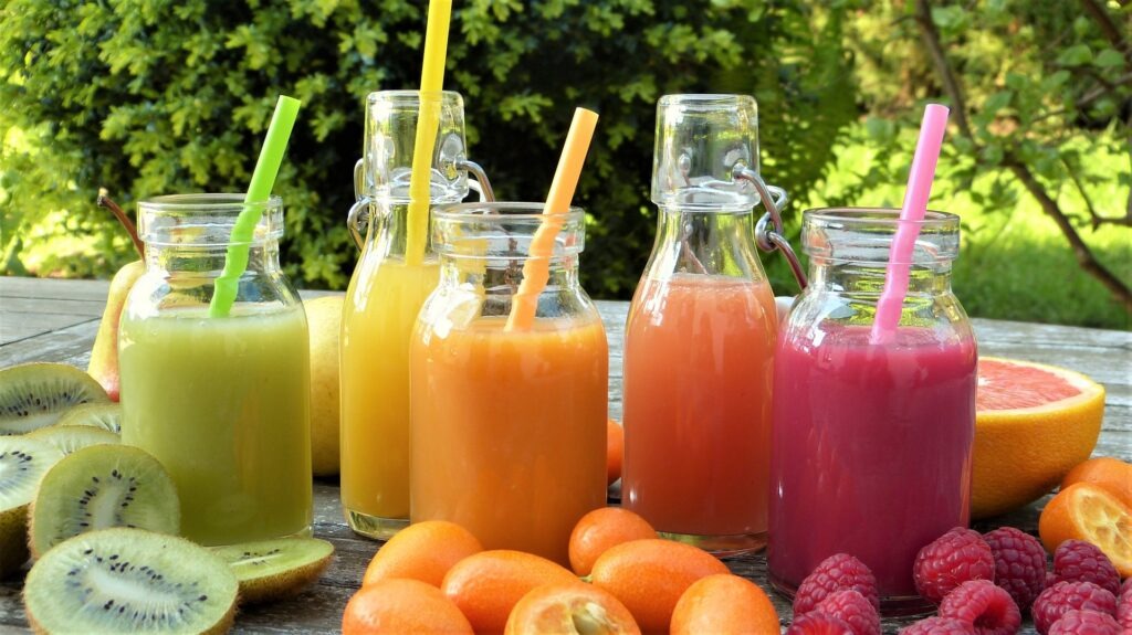 Sucurile în zilele foarte calde: cât zahăr bem fără să ne dăm seama și cum alegem o băutură mai bună / Nutriționistul Tania Fântână explică dacă „sucurile naturale” sunt mai bune
