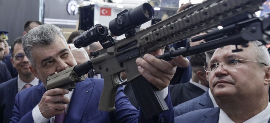 Nicolae Ciuca si Marcel Ciolacu mitraliera arma