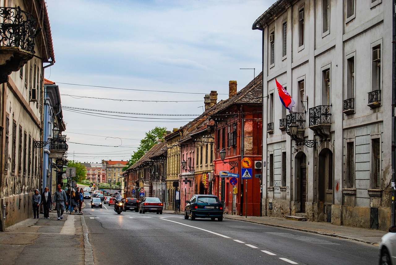 Violențe, în Serbia, la alegerile municipale, raportate de observatori ai Consiliului Europei / Grupuri amenințătoare și mascați, în fața secțiilor de vot