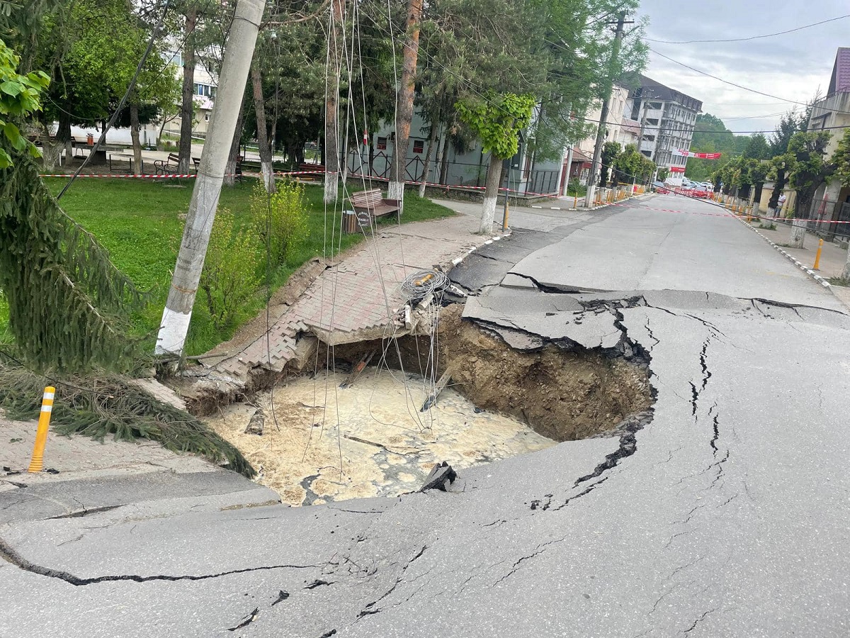 Zeci de drumuri şi podeţe din Buzău afectate de ploi în ultimele zile / DN 10, care leagă Buzăul de Brașov, în pericol de surpare