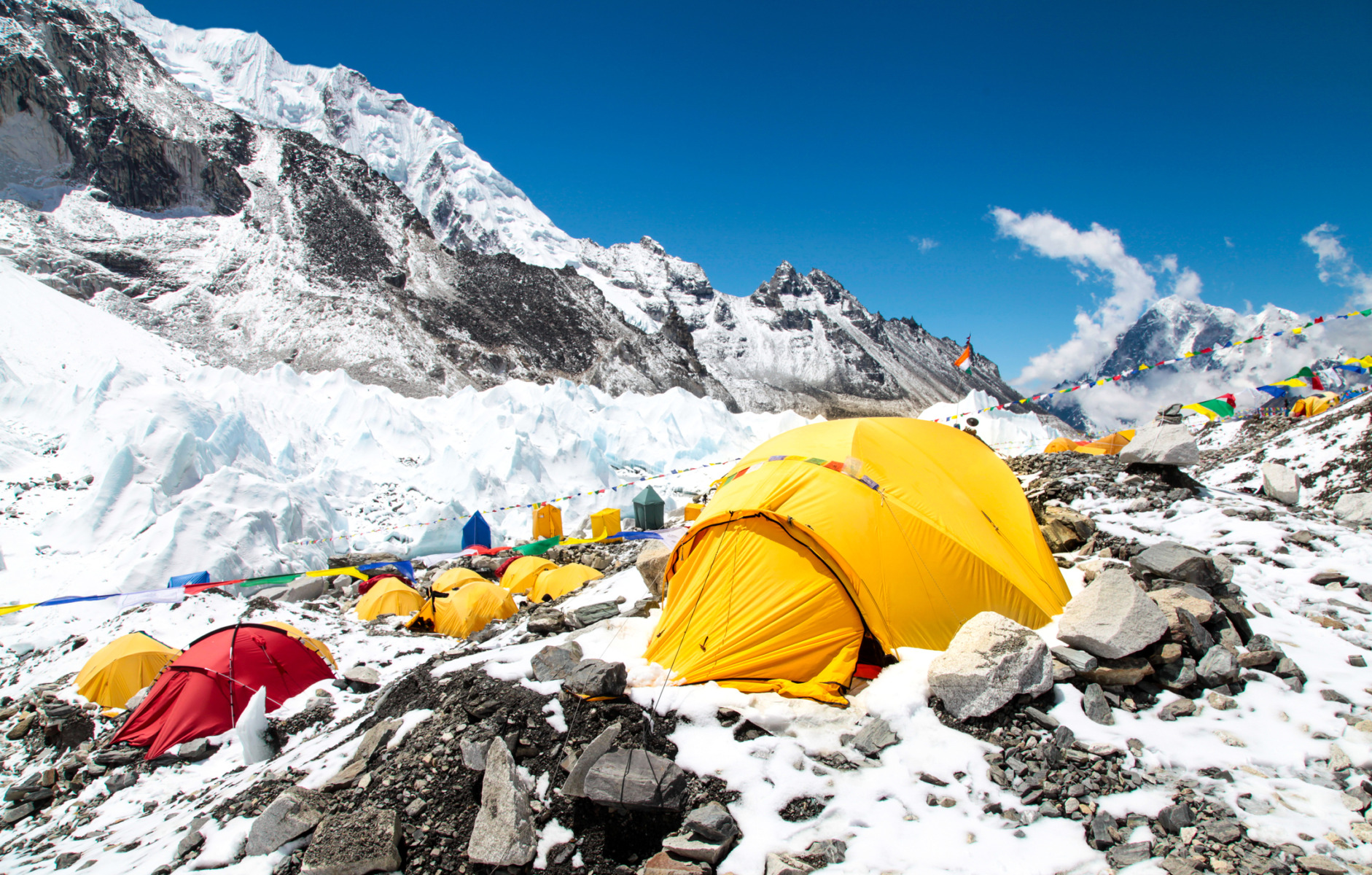 Nepalul nu mai recompensează alpiniștii care adună deșeurile de pe Everest / Va fi plătită o taxă de curățenie de 4.000 de dolari de persoană