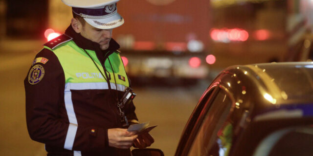 politie, politisti, trafic, masina, fiola, permis,