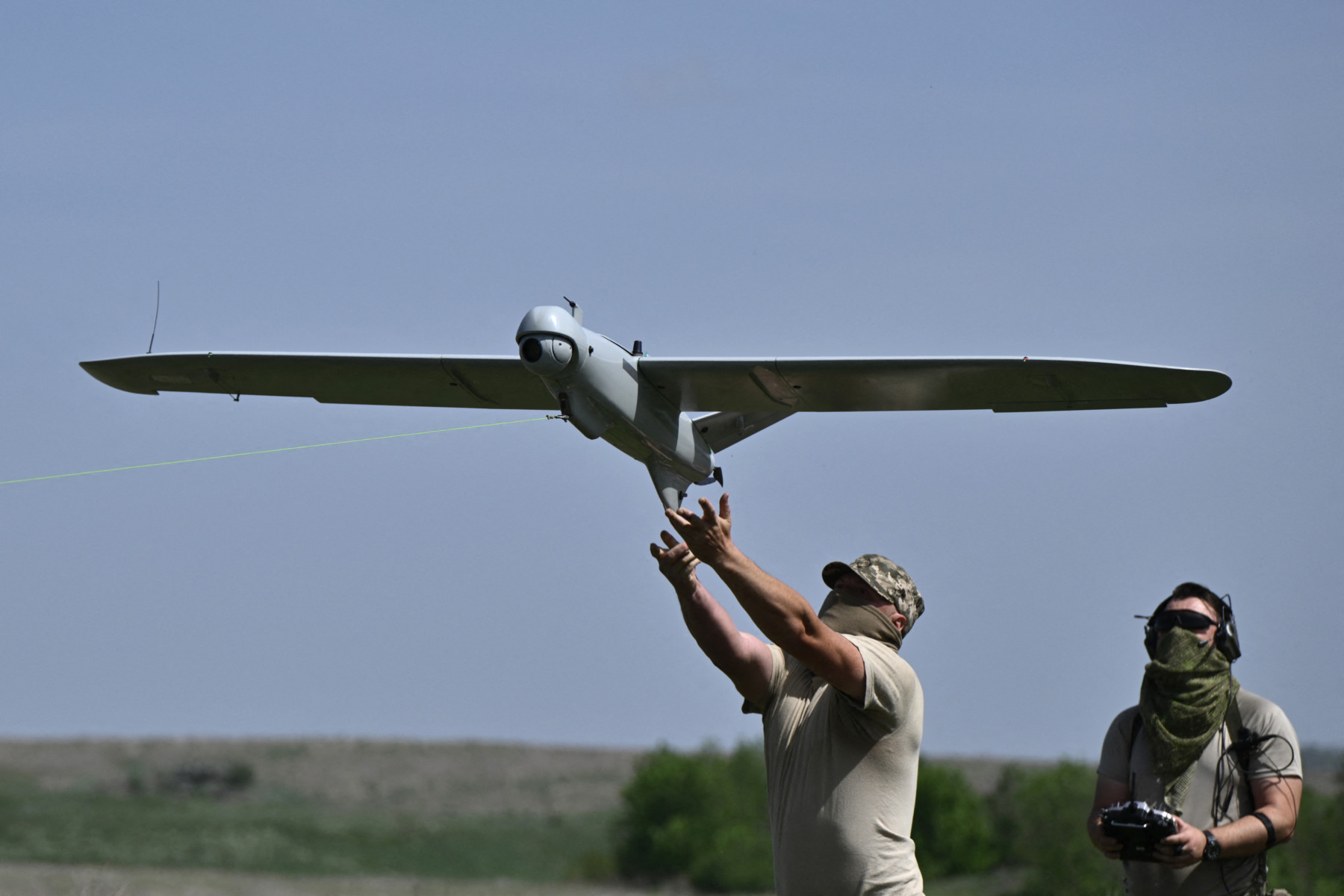 Zelenski: Drone ucrainene au lovit o bază militară de lângă Sankt Petersburg și un depozit petrolier din Krasnodar