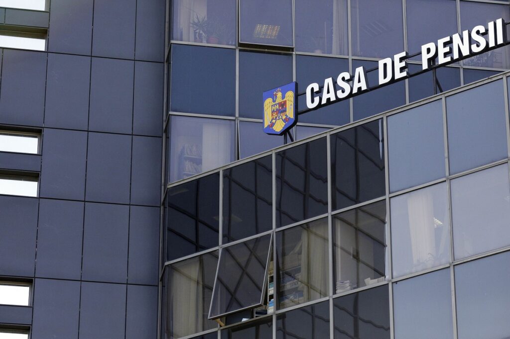 Șapte persoane au fost reținute după perchezițiile la Casa de Pensii din București, alte 13 fiind cercetate sub control judiciar
