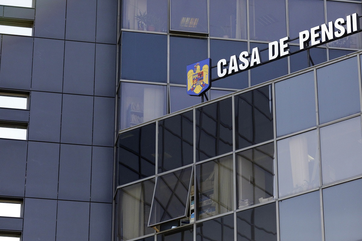 Şapte persoane au fost reţinute după percheziţiile la Casa de Pensii din Bucureşti, alte 13 fiind cercetate sub control judiciar