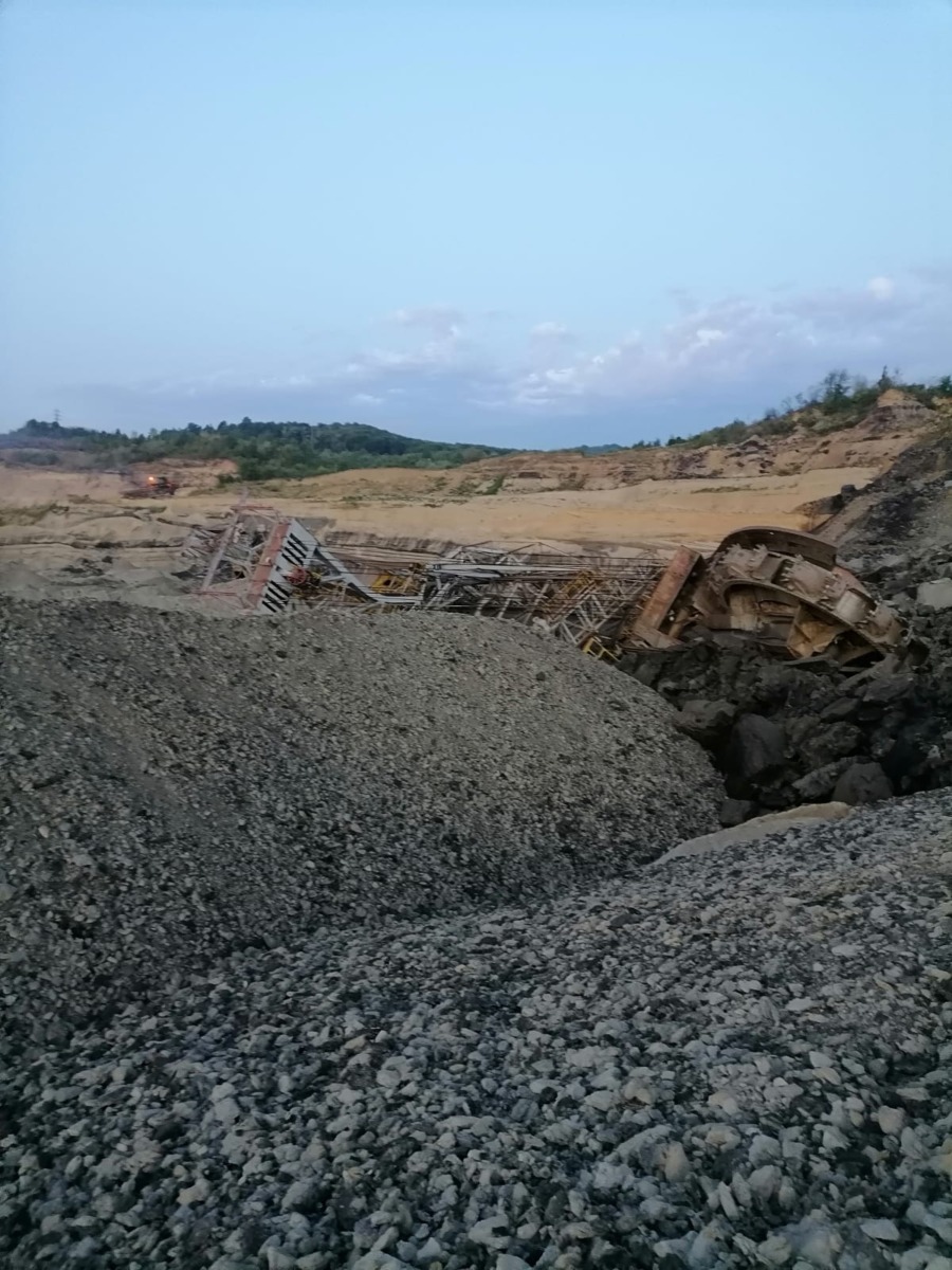 Tânăr de 21 de ani, blocat la circa 5 metri adâncime după surparea unui mal de pământ, la Adjud