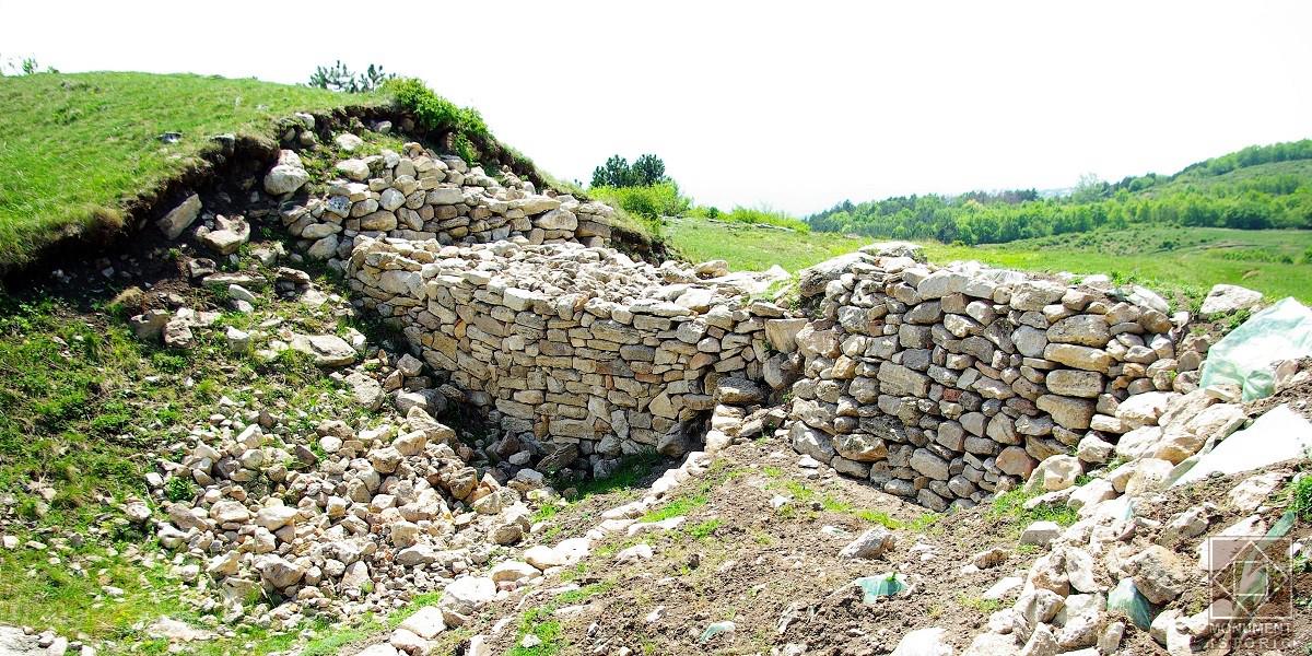 A fost redeschis situl de la Pietroasele, din Buzău / Buget de 70 de mii de lei pe an pentru noi cercetări arheologice / Cele mai mari probleme: eroziunea versanţilor, braconajul arheologic și utilizarea detectoarelor de metale fără autorizaţie