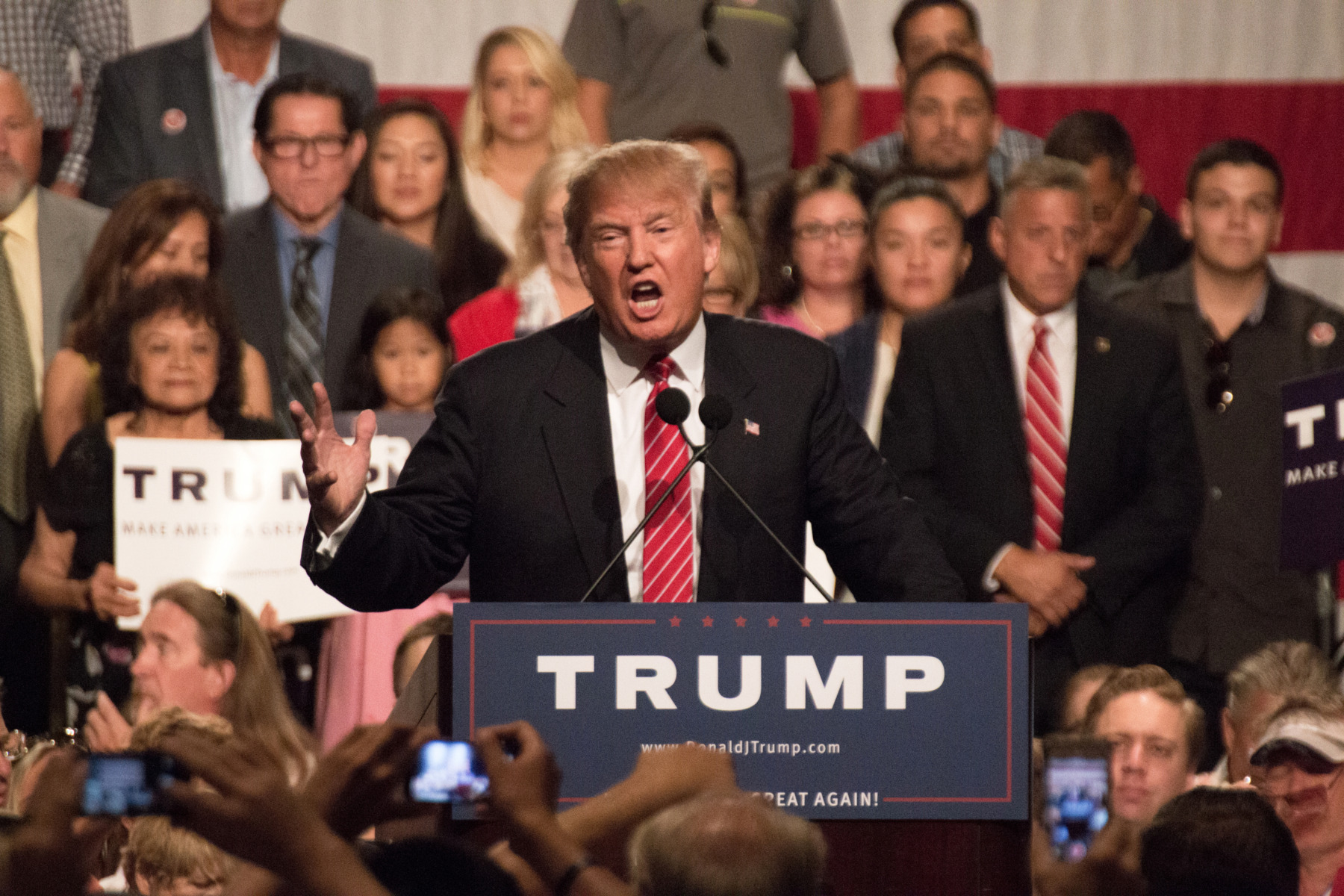 Un an de atacuri externe: De la Trump „pacificatorul” la Trump „războinicul”