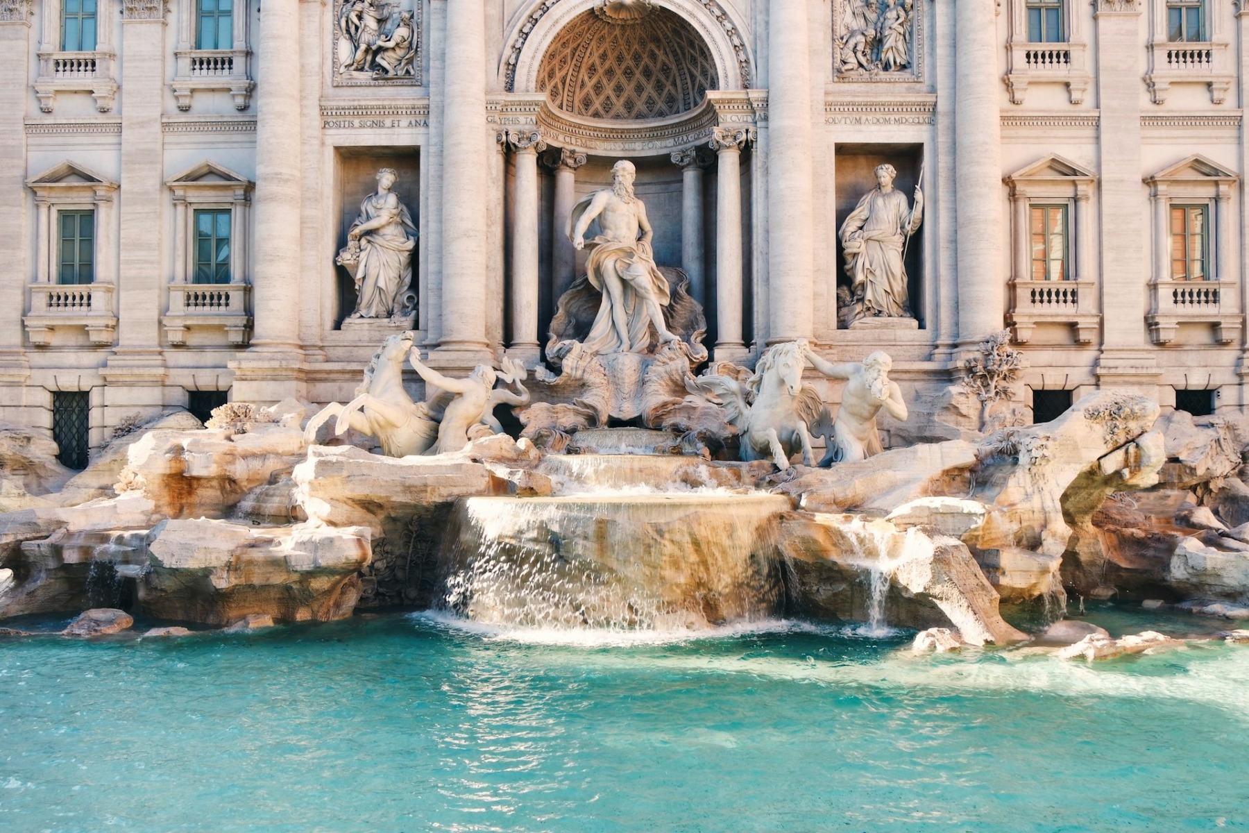 Roma introduce de azi taxe pentru turiștii care vizitează Fontana di Trevi