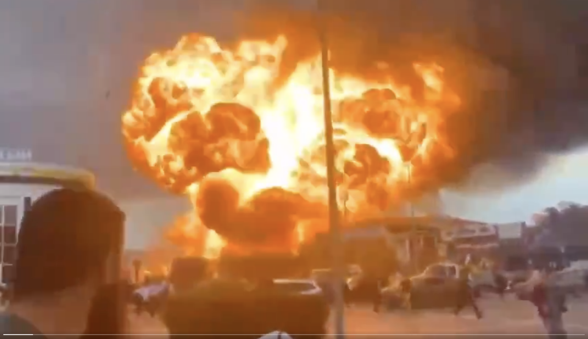 Incendiu la un punct de transformare electrică din Pucioasa / Locuitorii din zonă, evacuați / Degajări mari de fum