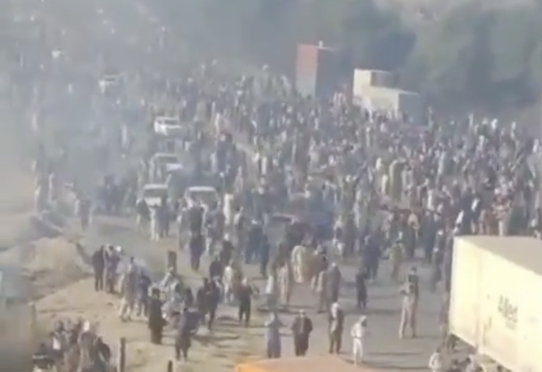Puşcaşi marini ai SUA au tras asupra protestarilor care au asaltat consulatul din Karachi, în weekend, afirmă oficiali americani