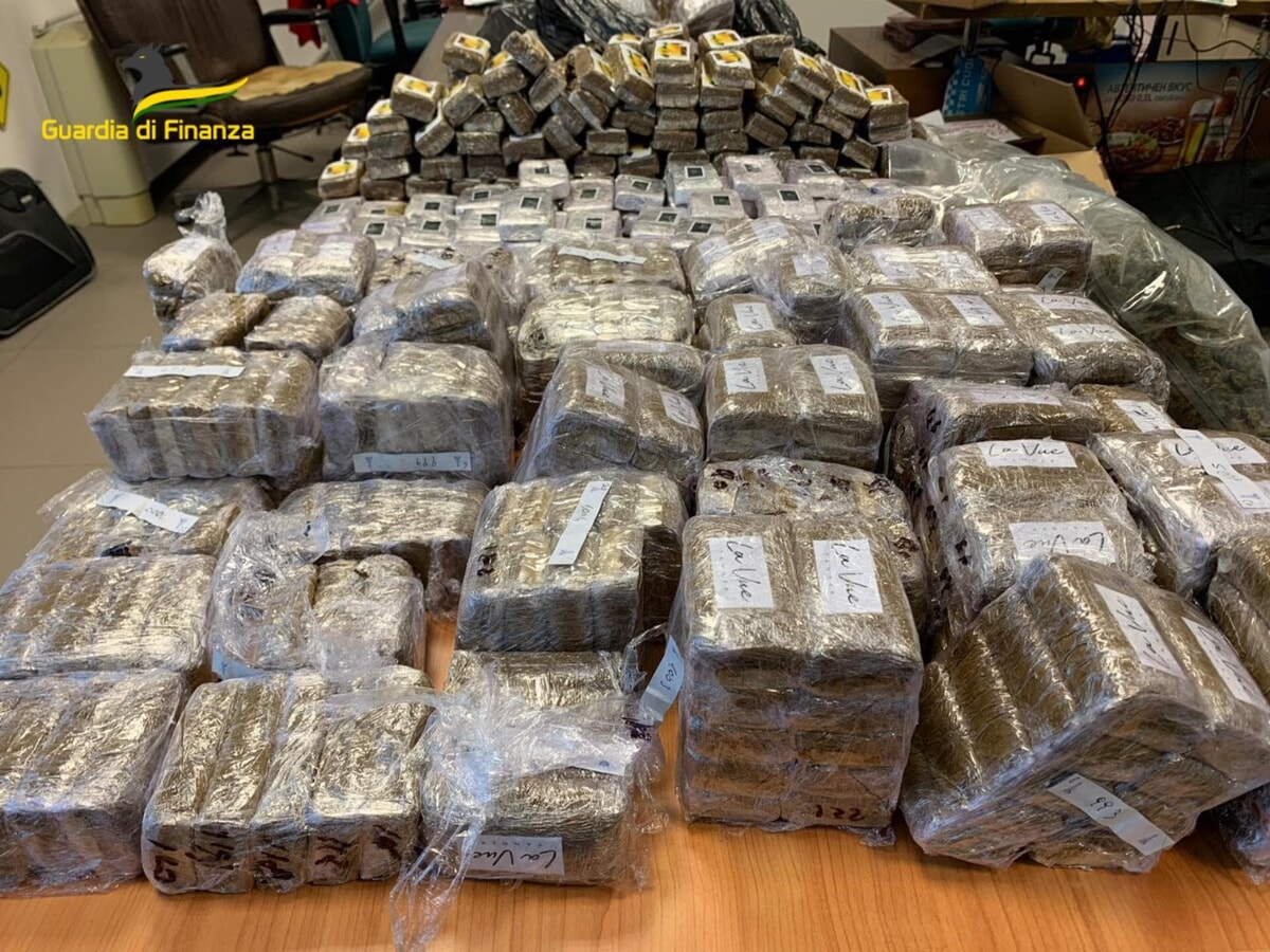 Poliţia italiană anunţă confiscarea a 2,6 tone de cocaină în Oceanul Atlantic, cu o valoare de aproximativ 500 de milioane de euro