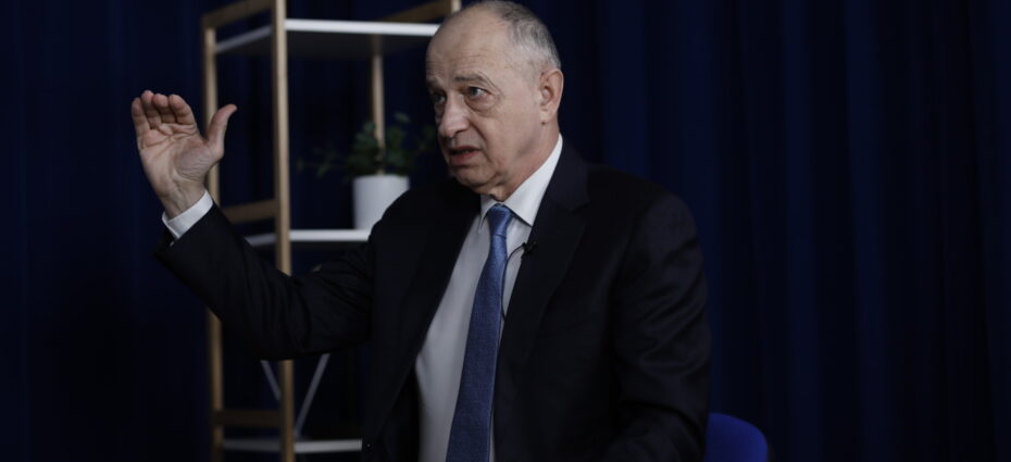 mircea geoana ridica mana