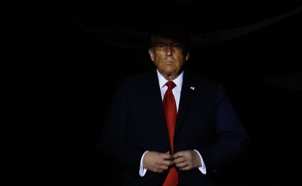 BBC: Decizia lui Trump de a renunța la taxa pentru navele care tranzitează Strâmtoarea Ormuz arată dificultățile SUA de a încheia conflictul cu Iran
