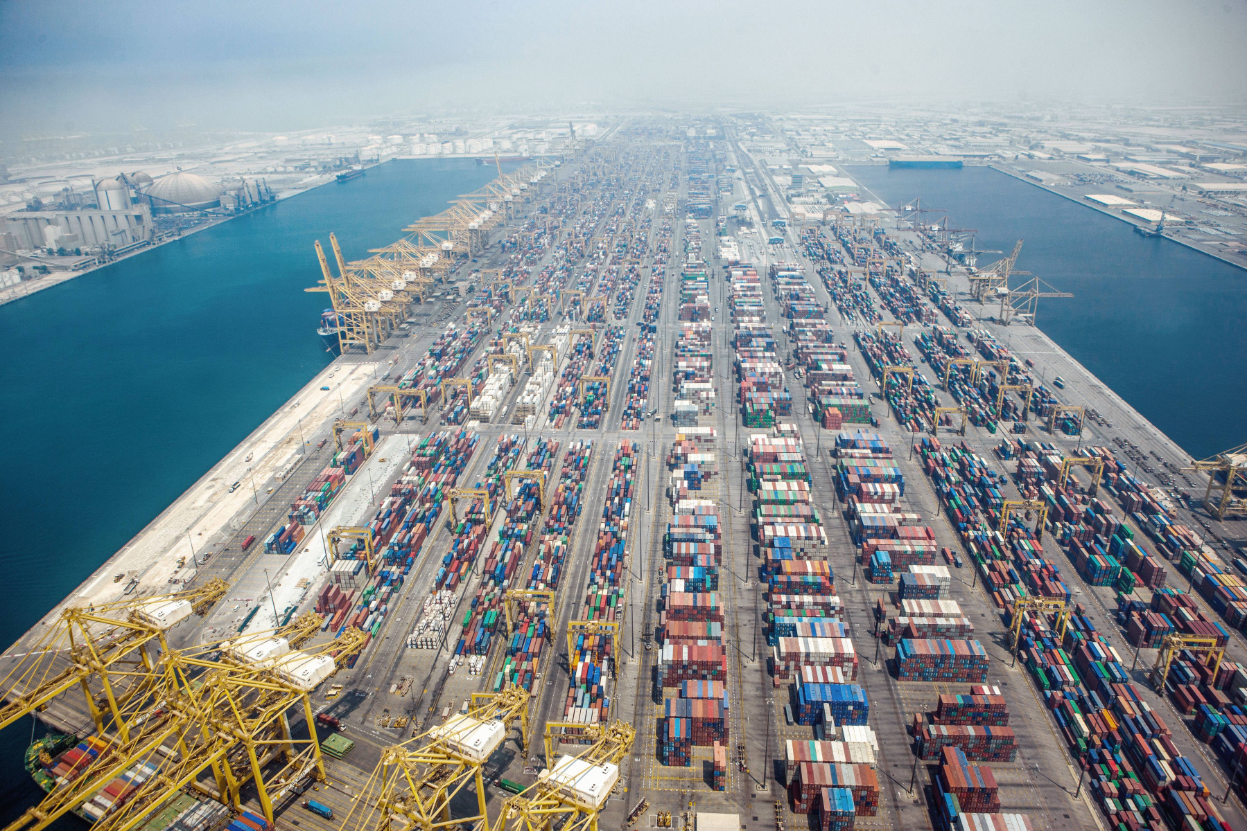 Dubai pregătește un nou port în afara Golfului care să ocolească Strâmtoarea Ormuz