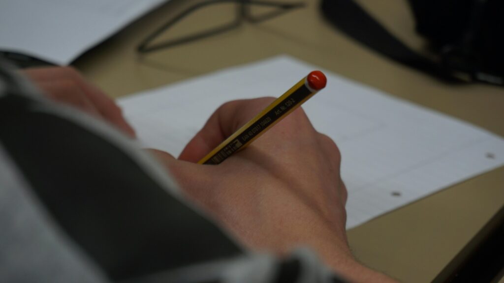 Ministerul Educației: 96,4% rată de participare la proba scrisă a examenului de definitivare / Trei candidați eliminați