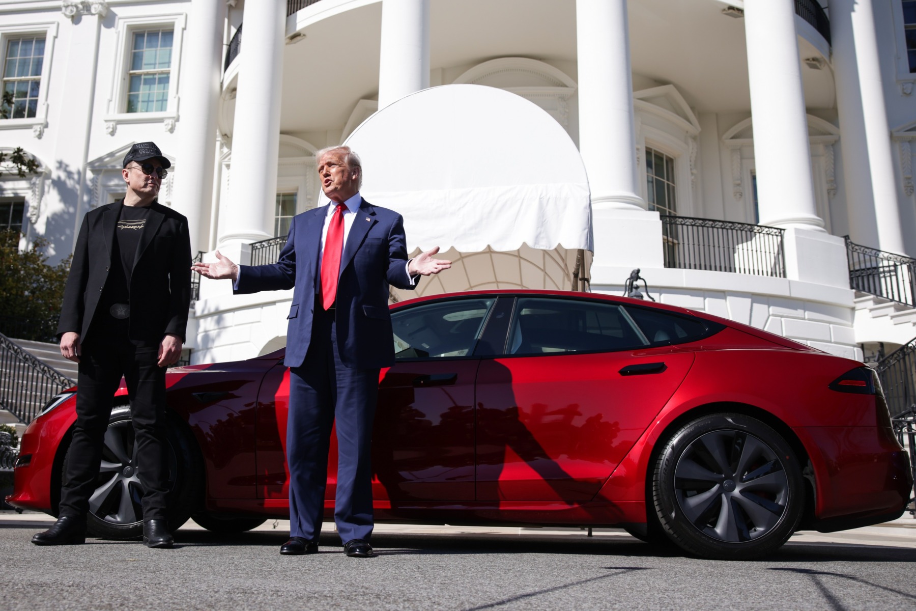 Trump îi îndeamnă pe comercianții de benzină să scadă ”imediat” prețurile / ”Nu va mai fi loc de speculații, ceea ce este total ilegal”
