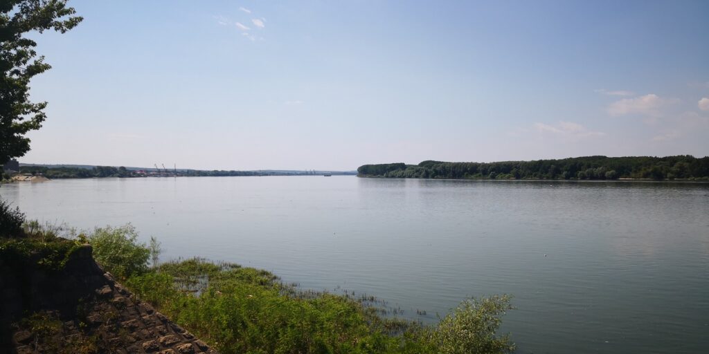 Dunărea scade continuu și săptămâna viitoare, anunță hidrologii / Trecerea cu bacul de la Bechet, suspendată din cauza nivelului scăzut al fluviului