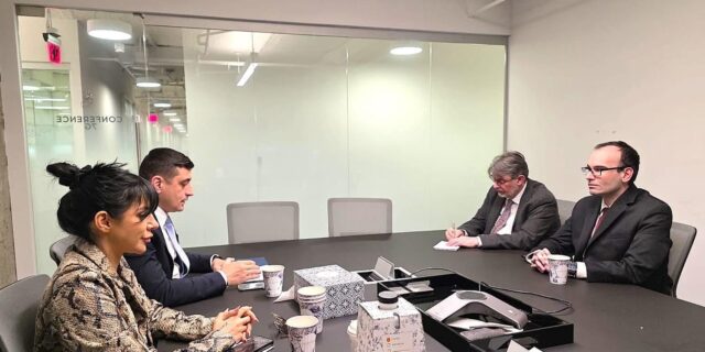 George Simion în SUA, alături de Mateea Petrescu, directoarea de comunicare a fraților Tate