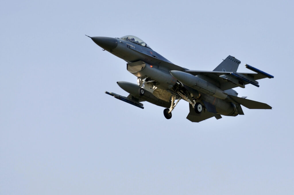 Premieră în războiul din Ucraina: Un F-16 ucrainean doboară pentru prima dată un avion de vânătoare rusesc