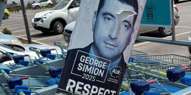 George Simion, sticker in Italia, în parcarea dintr-un supermarket