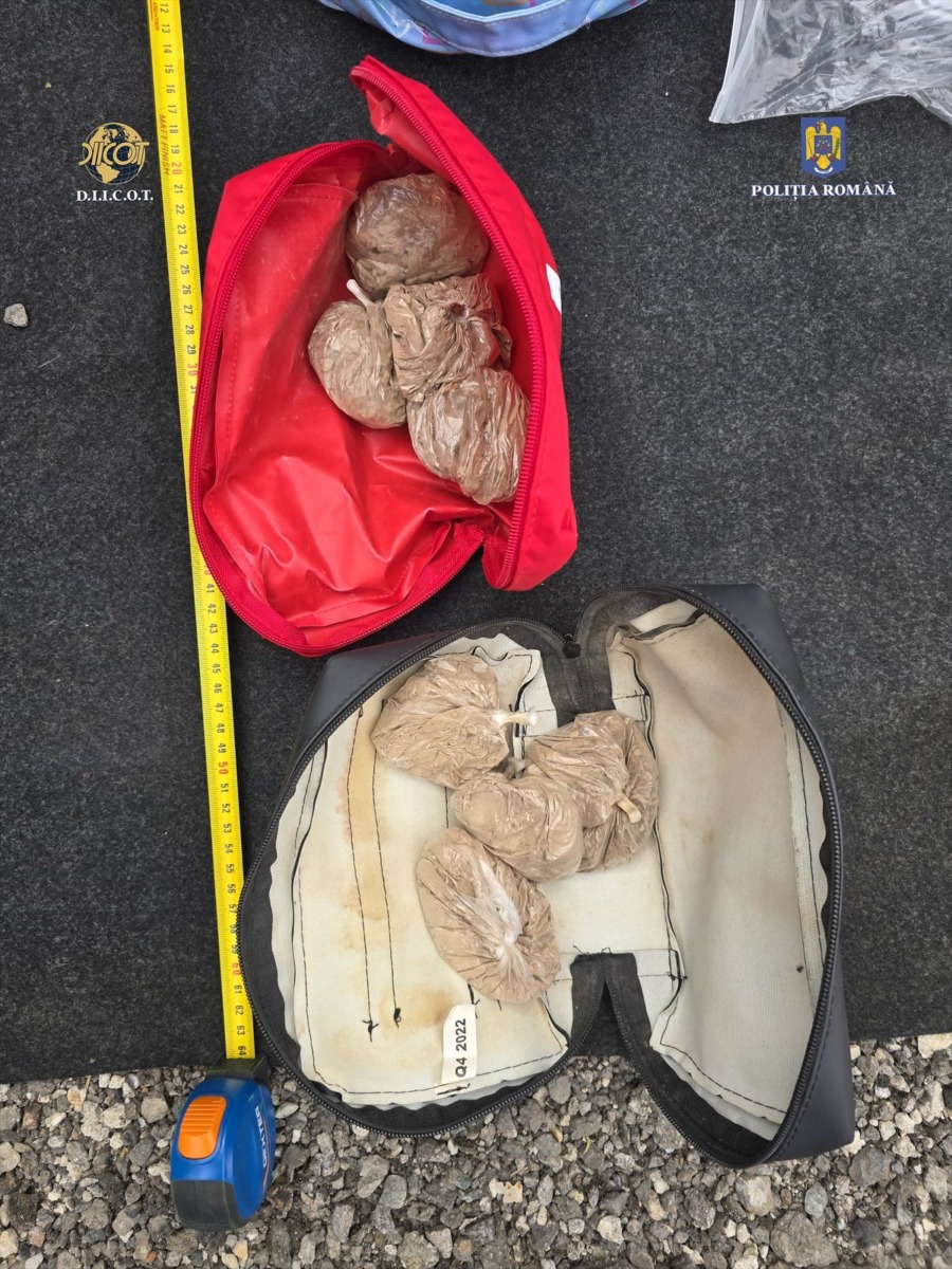 Un bărbat a fost reținut la Constanța, după ce a fost prins în flagrant când tranzacţiona un kilogram de cocaină în staţiunea Mamaia