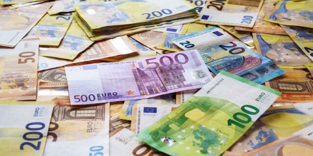 Multe bancnote de auro