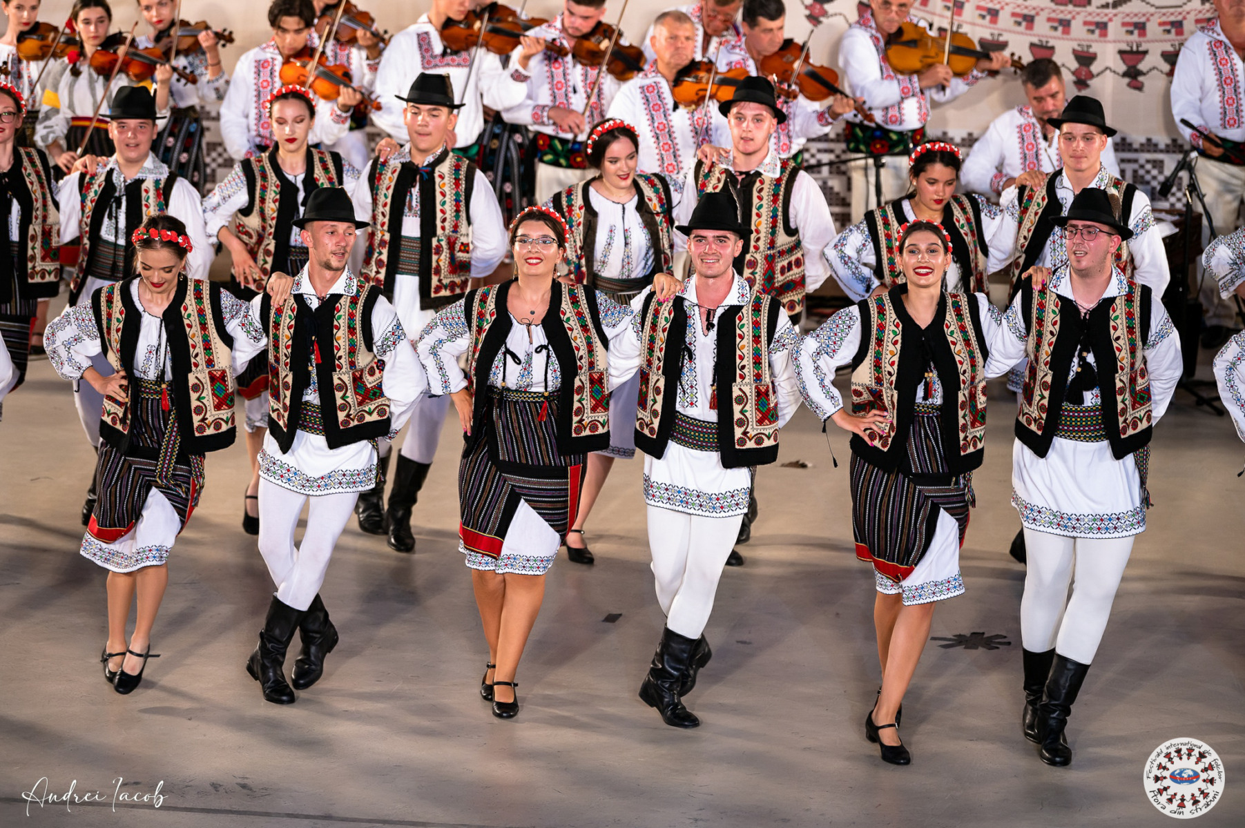 Ansambluri de pe trei continente, prezente cu dansuri tradiţionale la Festivalul Internaţional de Folclor de la Buzău