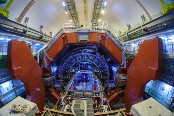 De la liceu în Buzău, la CERN: povestea unei cercetătoare care ajută la modernizarea acceleratorului de particule de lângă Geneva /  ”Contribuţia mea va fi în renovarea experimentului CMS, care va trebui să facă faţă unei cantităţi de preluare a datelor nemaiîntâlnite până acum”
