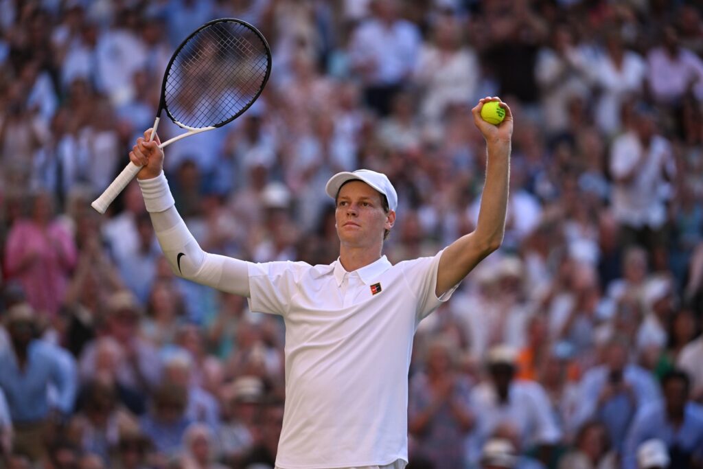 Jannik Sinner rămâne liderul mondial și își apără titlul de la Wimbledon după ce l-a învins pe Alexander Zverev