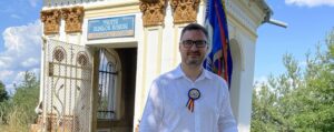 Vicepreședintele AUR Dan Tanasa in fata unei troite
