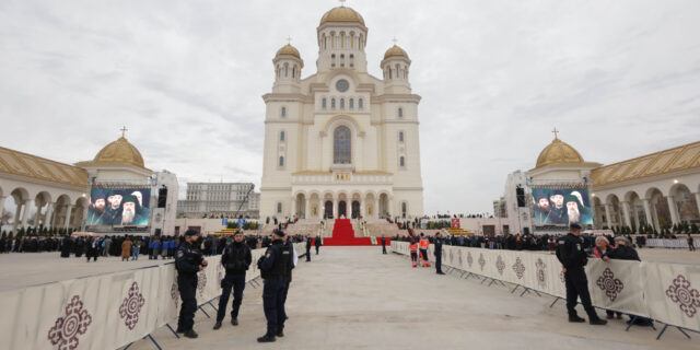 Credincioși se strâng în fața Catedralei Mântuirii Neamului (Catedrala Națională) înaintea ceremoniei de sfințire, în București, 26 octombrie 2025. Inquam Photos / George Călin