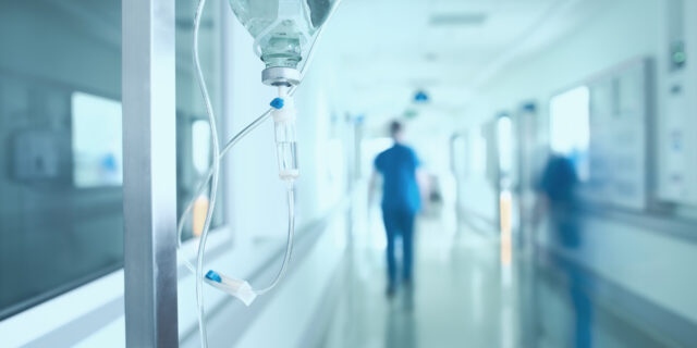 Un medic merge pe culoarul unui spital
