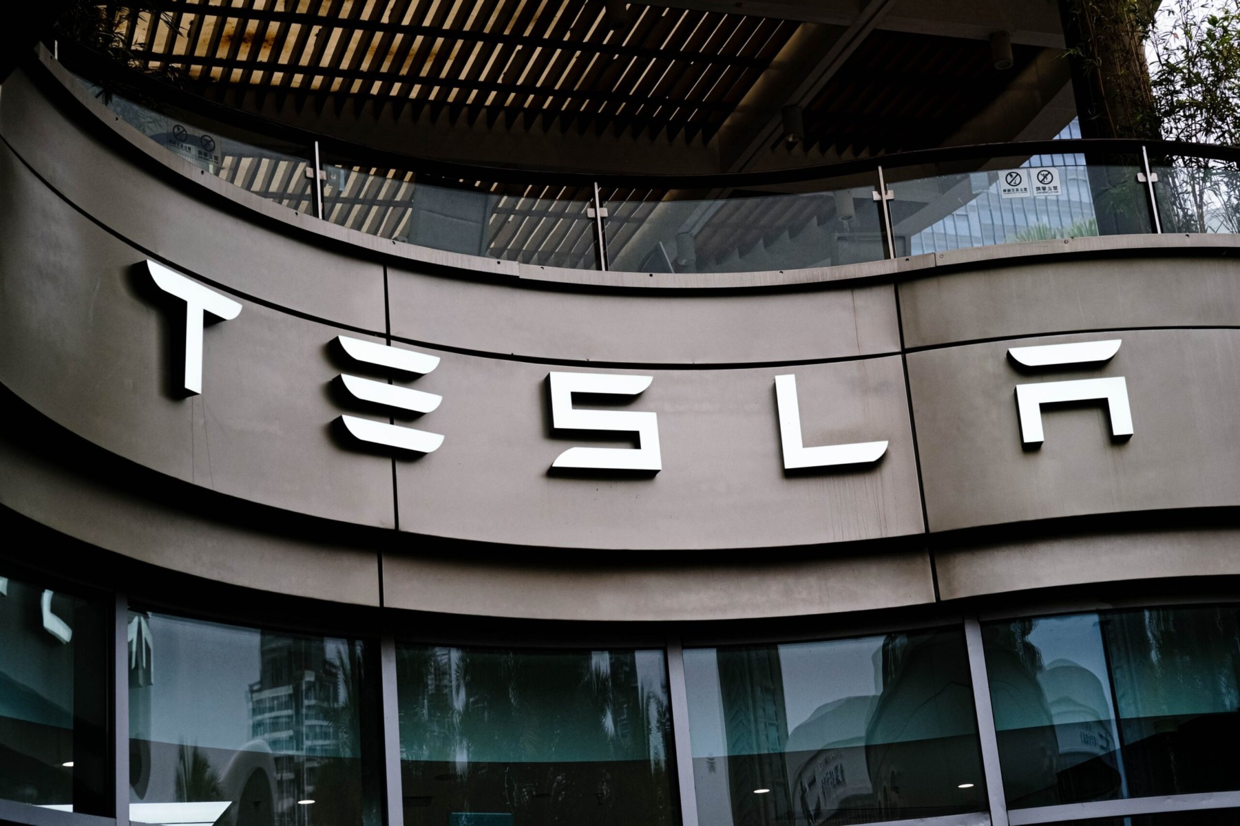 Tesla angajează 1.000 de persoane în Europa pentru a majora producţia de vehicule