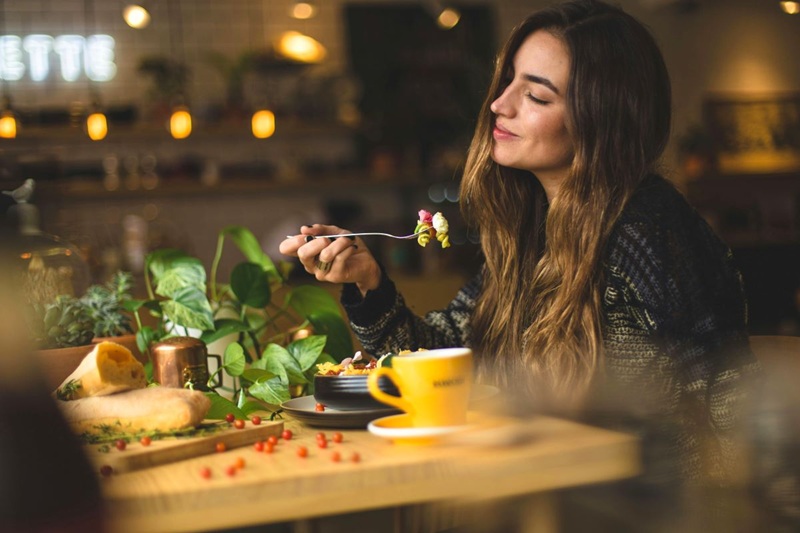 De ce două persoane mănâncă la fel și una se îngrașă, iar cealaltă nu? Răspunsul nutriționistului Tania Fântână