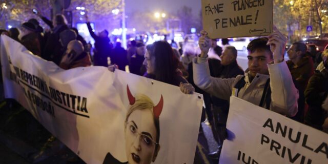 Imagini de la cele doua actiuni organizate in apropierea sediului ICCJ, unul impotriva Liei Savonea organizat de mai multe asociatii civile si unul de sustinere a acesteia organizat de avocati, in Bucuresti, 14 noiembrie 2025.