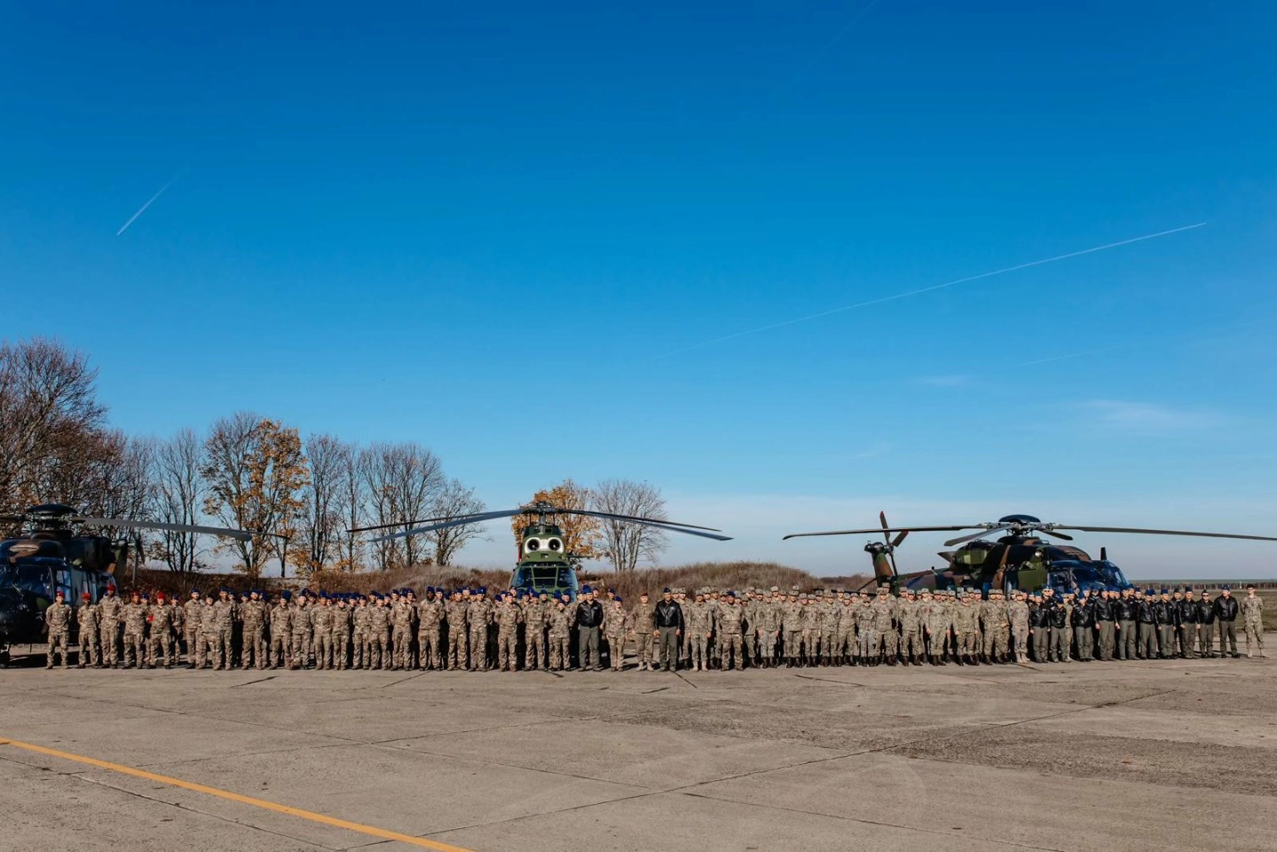 Premierul Ilie Bolojan și omologul său din Regatului Țărilor de Jos, Dick Schoof, vizită la Baza Aeriană 71 „General Emanoil Ionescu”, de la Câmpia Turzii