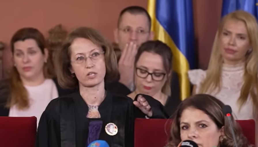 Andrei Iugan, cel cu mâna la gură