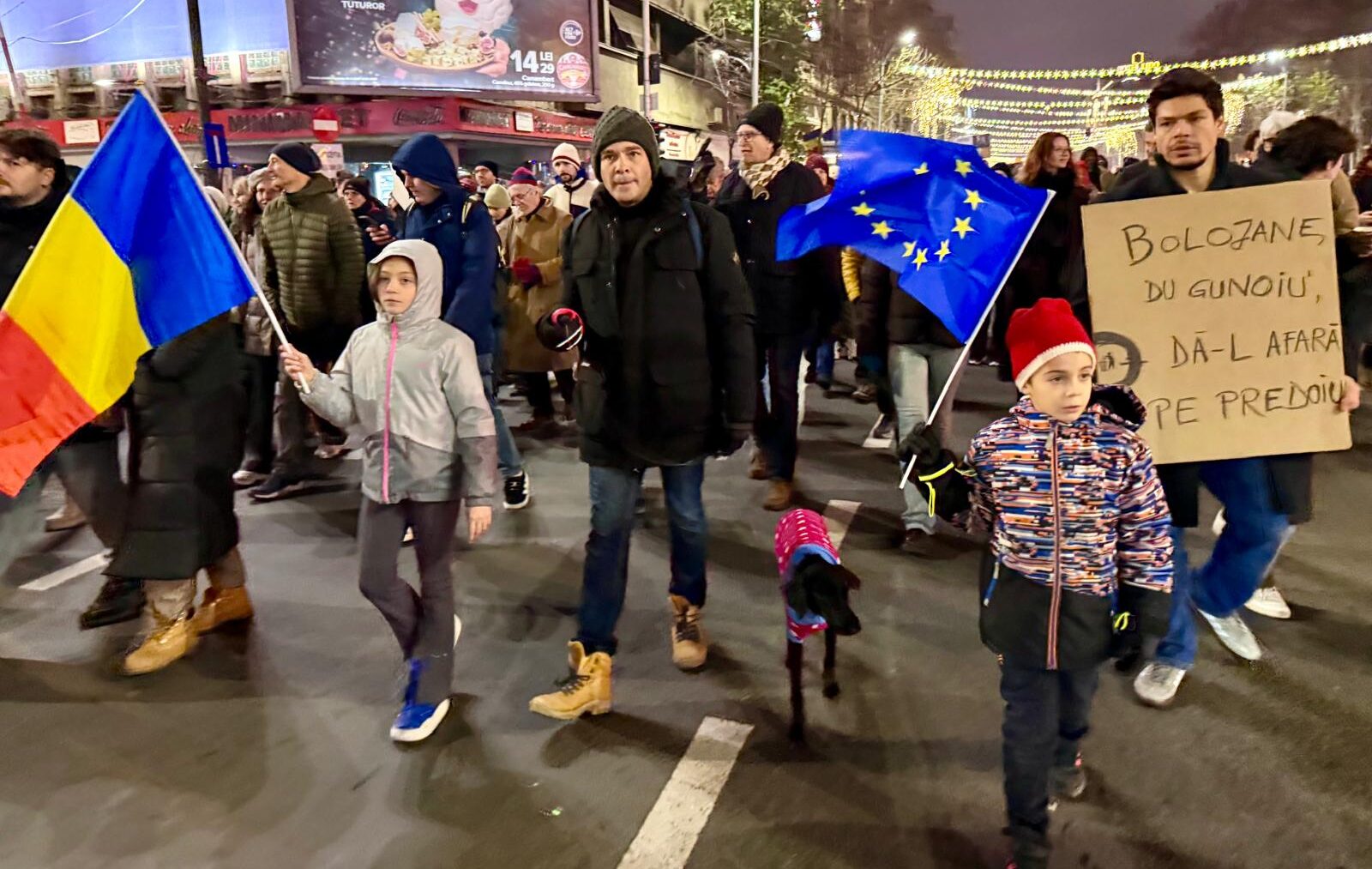 Ziua 5 de proteste: Peste 10.000 de persoane în Piața Victoriei: „Justiție, nu corupție!”, „Independență, nu obediență!”, „Lia, Lia, te-așteaptă pușcăria!”, „Afară cu Predoiu”, „Afară cu Voineag”, „PSD, ciuma roșie!” / Proteste și în alte orașe