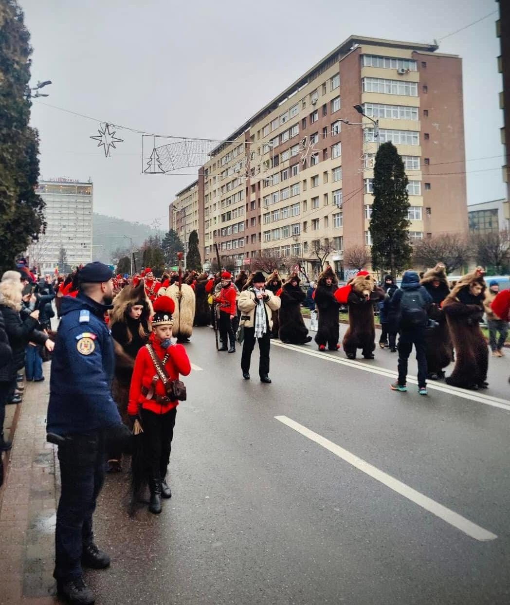 Mii de persoane, așteptate duminică să participe la cunoscutul Festival de Datini și Obiceiuri „Steaua sus răsare”, de la Piatra Neamț / Ce măsuri de ordine s-au impus