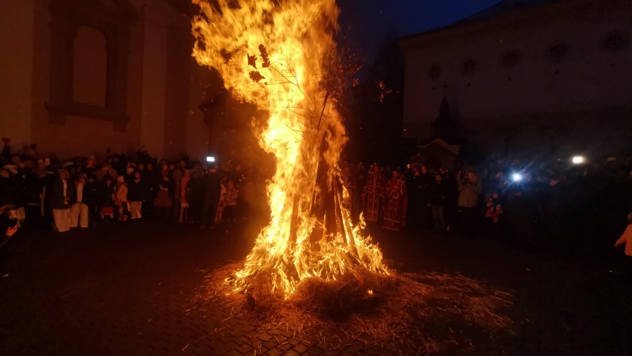VIDEO FOTO Sârbii din Timișoara și-au urat „Hristos se rodi” după ce au aprins badnjakul în curțile bisericilor lor. Tradiție tot mai populară într-o comunitate tot mai mică