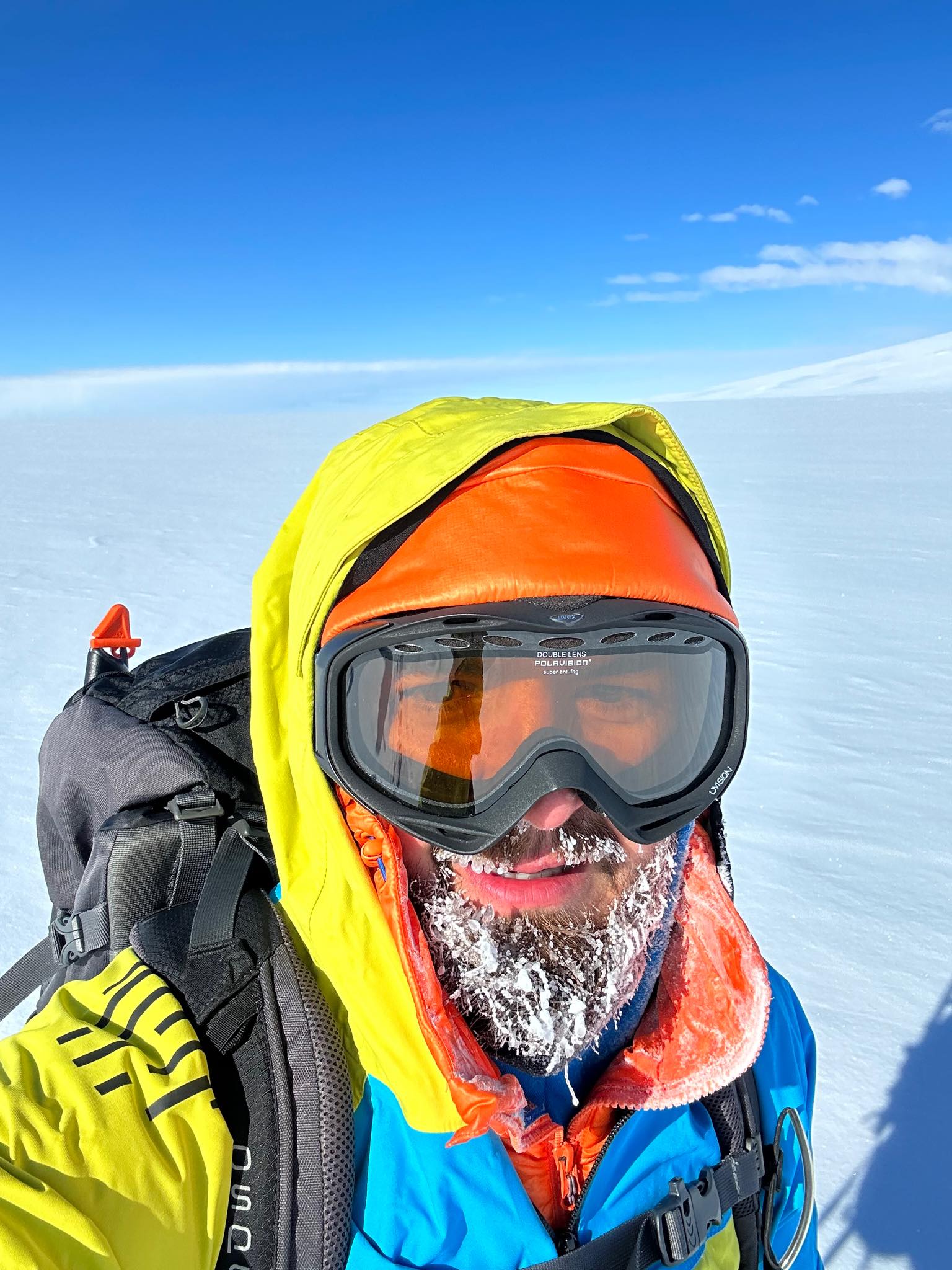 Alpinistul Adrian Ahriţculesei a ajuns şi la Polul Sud după ce a cucerit Mount Vinson, performanţă unică pentru un român în Antarctica