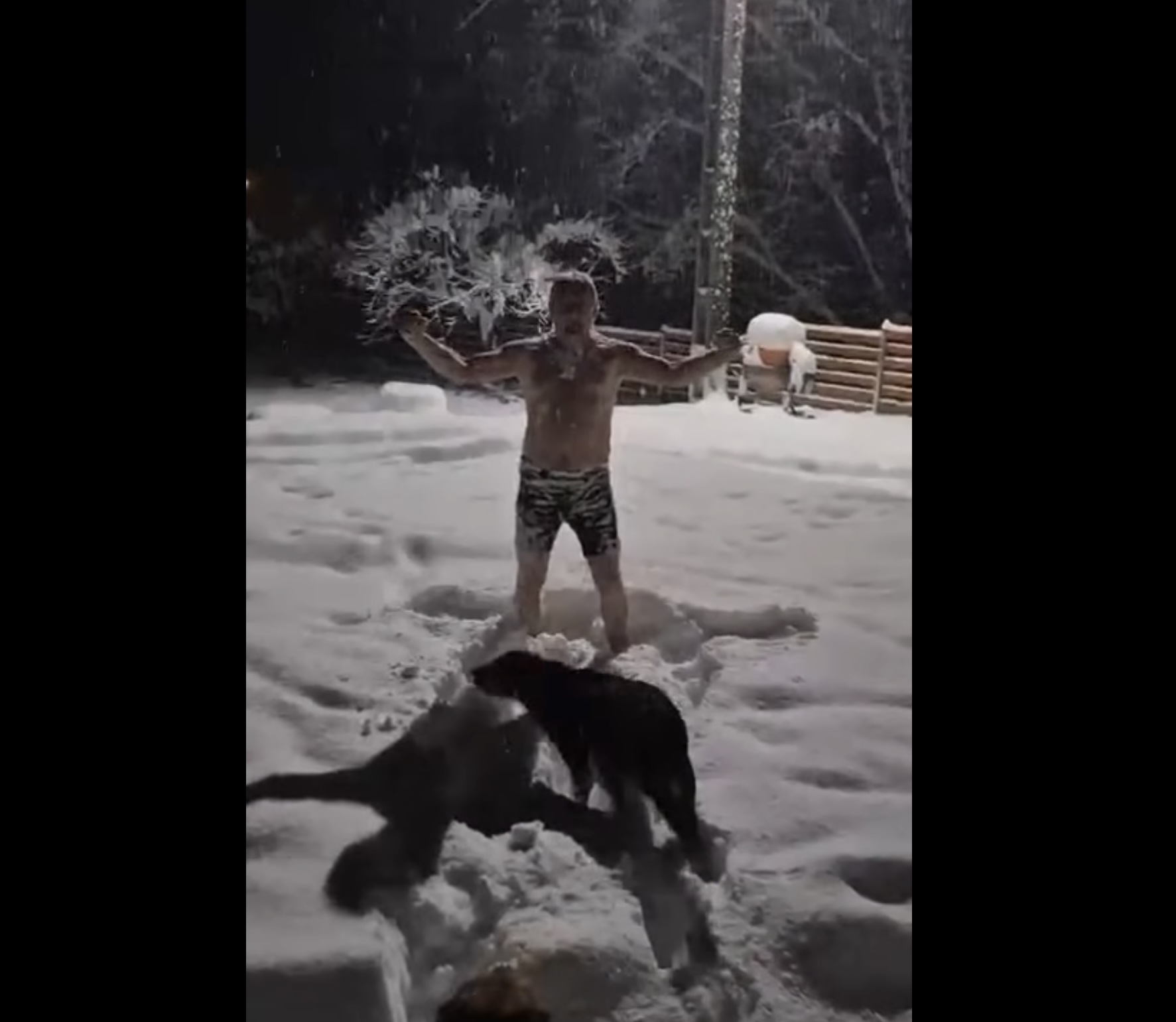 Fostul șef al ANAF, Lucian Heiuș, imagini video în care arată cum se „scaldă” în zăpadă, dezbrăcat aproape complet