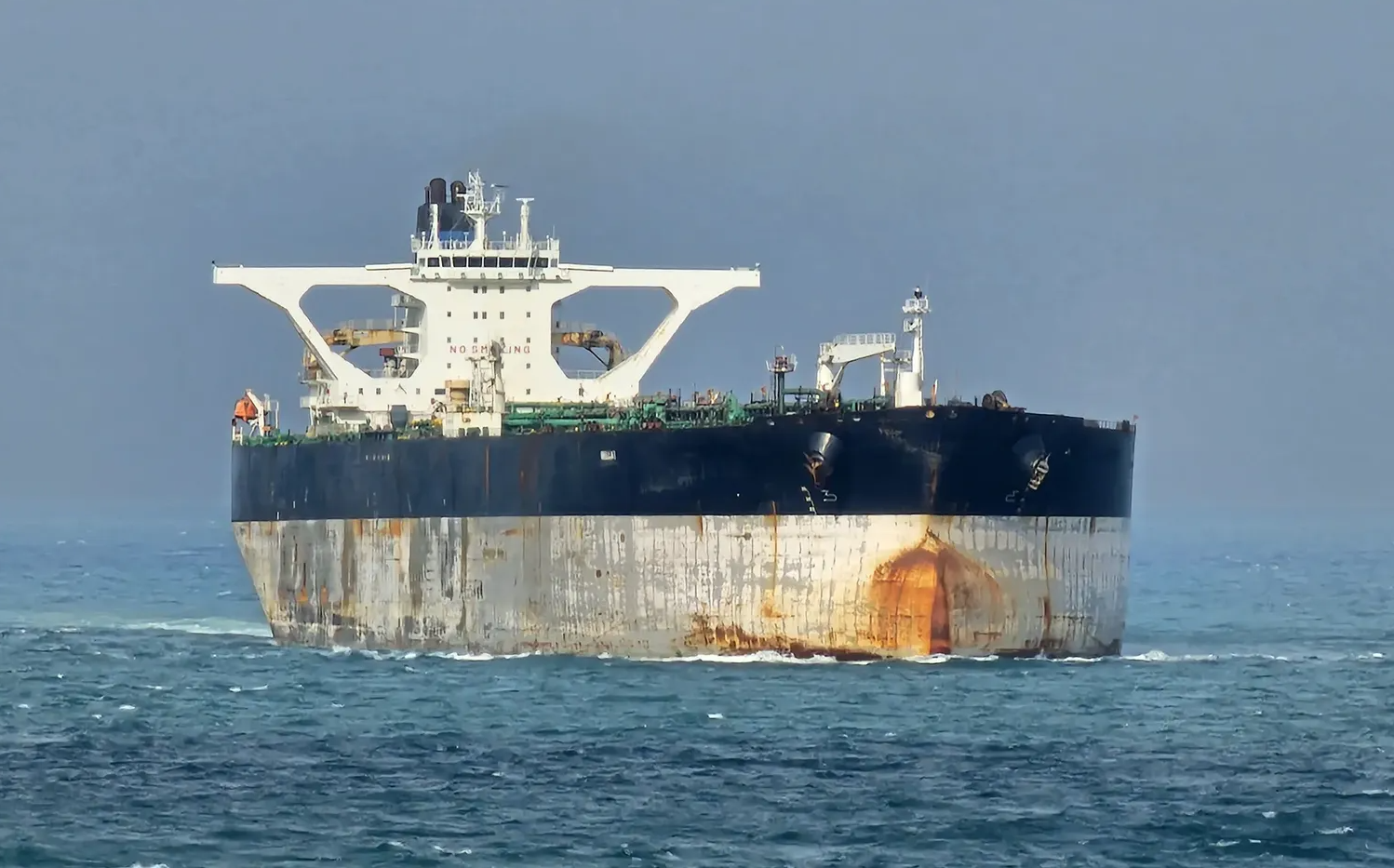 Aviația militară britanică (RAF) urmărește un petrolier din umbră care fuge de blocada petrolieră americană