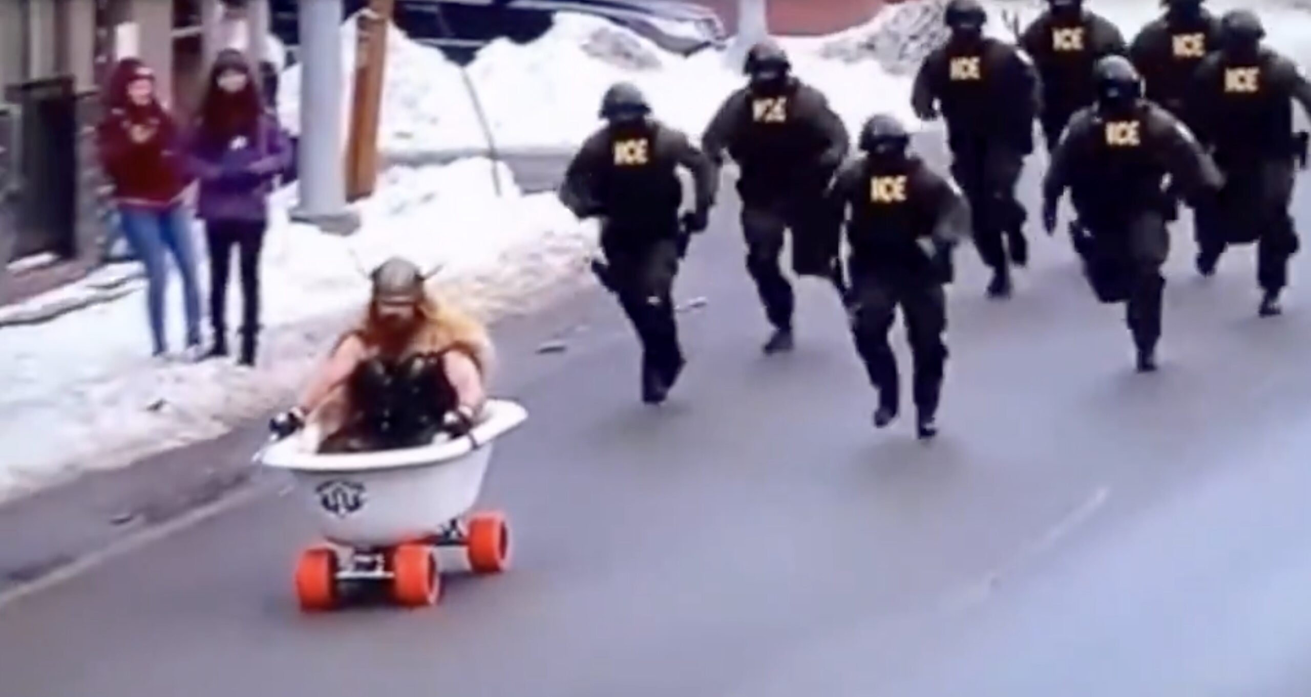 Fostă consilieră a lui Biden, păcălită de un clip AI în care agenții ICE urmăresc un viking aflat într-o cadă pe străzile din Minnesota