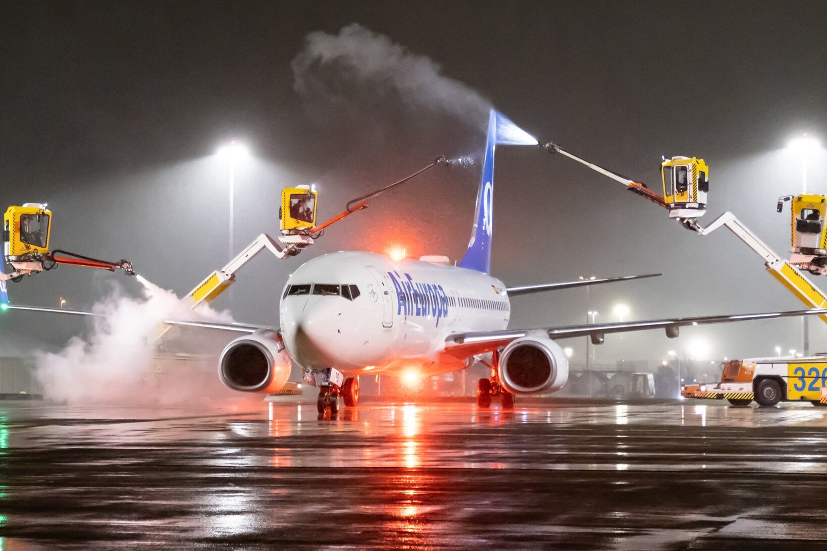 Aeroportul Schiphol din Amsterdam, unul dintre cele mai aglomerate din Europa, a anulat luni 450 de zboruri din cauza zăpezii şi îngheţului