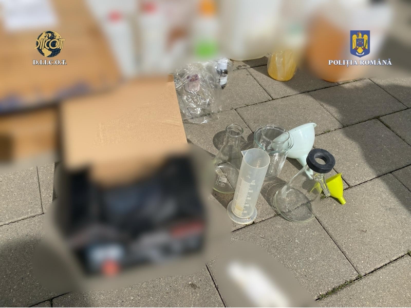 Fabrică ilegală de droguri la Cluj, dosar cu 14 inculpați / ”Chimistul” grupului acuzat că ar fi produs tone de substanțe, distribuite în zeci de mii de colete